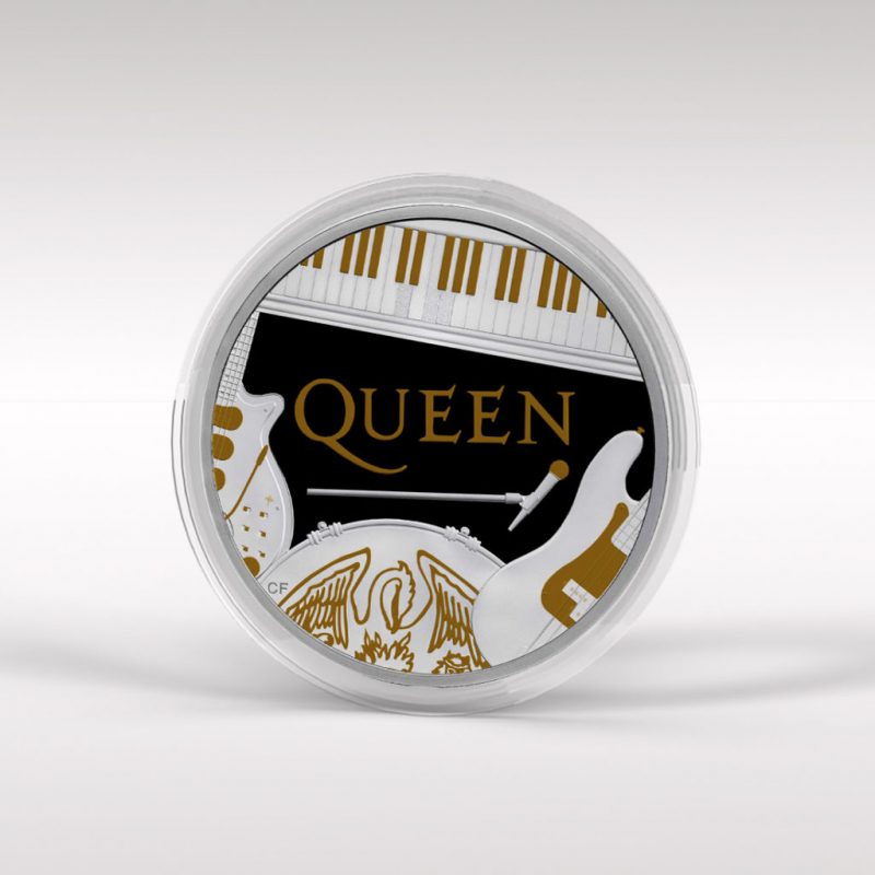 2020 Royal Mint Queen Five Pound Coin in Display - Image 3
